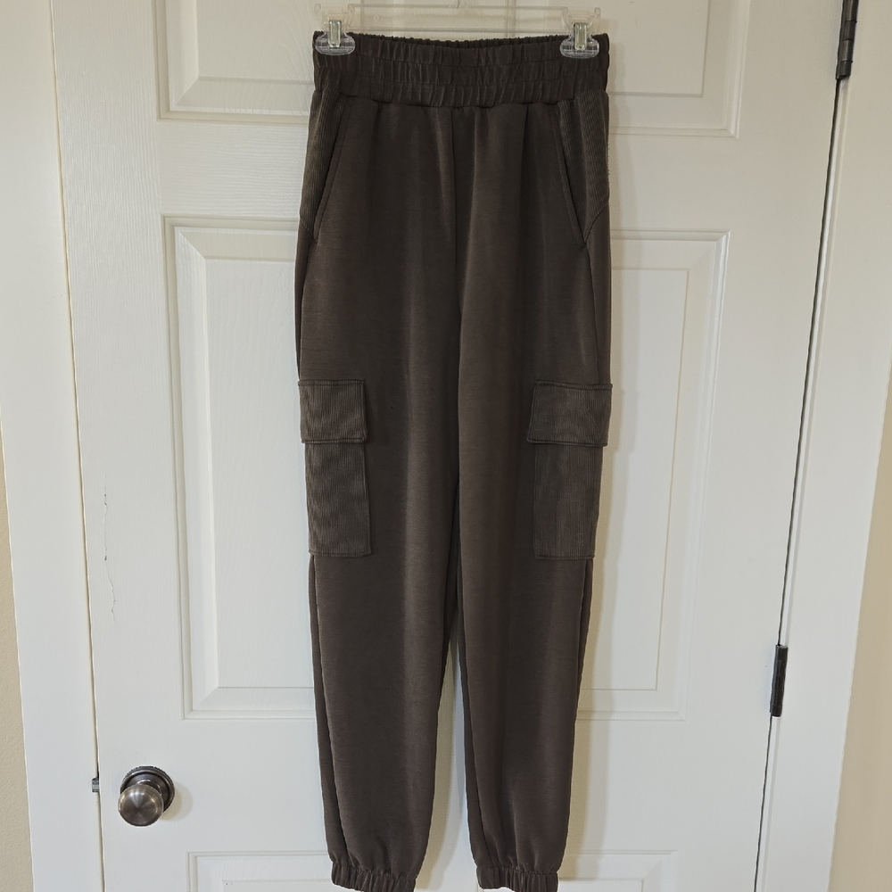 Evereve Ari Cargo Joggers - Picture 2 of 12